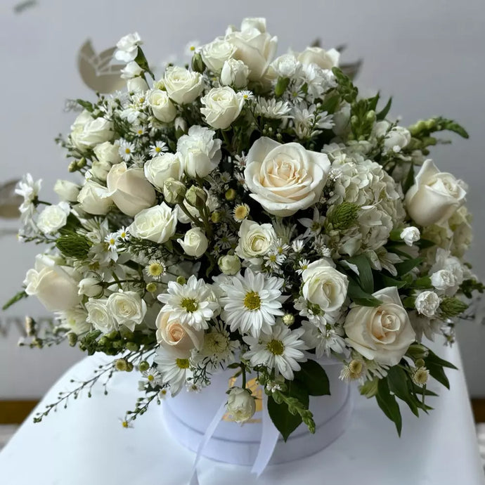 Flores Blancas en Caja, Flores Para Regalo, Domicilio Bogota, Flores blancas en caja, incluye rosas, hortensias, margaritas y una variedad de flores blancas para un regalo elegante y delicado.