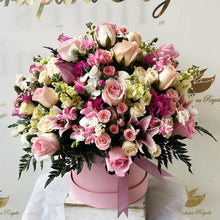Load image into Gallery viewer, Flores Rosadas en Caja, Flores Para Regalo, Domicilio Bogota, Hermosas Flores Rosadas en Caja, son el regalo perfecto para demostrar tu amor y aprecio, hermoso y romántico detalle