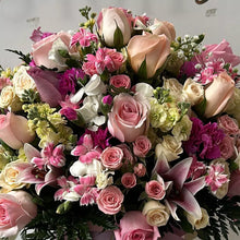 Load image into Gallery viewer, Flores Rosadas en Caja, Flores Para Regalo, Domicilio Bogota, Hermosas Flores Rosadas en Caja, son el regalo perfecto para demostrar tu amor y aprecio, hermoso y romántico detalle