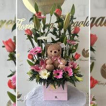 Load image into Gallery viewer, Flores Ternura, Flores Para Regalo, Domicilio en Bogotá, Flores Ternura, incluye hermosas flores de lirios, rosas y margaritas en una caja acompañadas de un peluche.