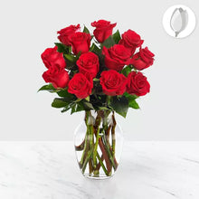 Cargar imagen en el visor de la galería, Cálida Rosas Rojas, 12 rosas en jarrón. Un regalo directo desde el corazón, nuestro Ramo de Rosas Rojas. ¡Expresa tu amor con nuestro hermoso ramo de rosas rojas para San Valentín! Estas rosas rojas representan la pasión y el amor que sientes por tu ser amado. Floristería Flores Para Regalo.