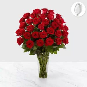 Vista frontal, tamaño 36 rosas. Celebra tu aniversario con Colosal Rosas Aniversario. Con hermosas rosas rojas, podrás expresar todo tu amor y cariño hacia tu pareja en este día tan especial.