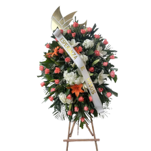 Cargar imagen en el visor de la galería, Corona fúnebre con lirios blancos y rosas rosadas para condolencias en Bogotá