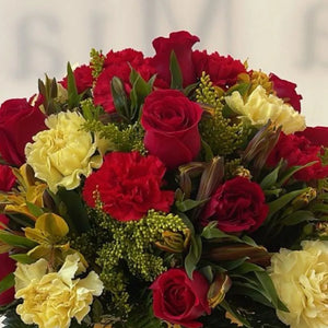 Flores Para Ella en Caja Dorada, rosas, astromelias y claveles en caja de flores para regalar, nosotros nos encargamos de entregarlas a domicilio en Bogotá, Floristería Flores Para Regalo, Floristería abierta las 24 Horas