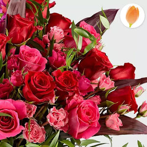 Vista detalle de flores. ¡Celebre con estilo con nuestro hermoso arreglo de flores Eficiente Flores! Con rosas y flores elegantes, este arreglo no solo es elegante, sino también eficiente en transmitir sus sentimientos. Floristería Flores Para Regalo, domicilios en Bogotá