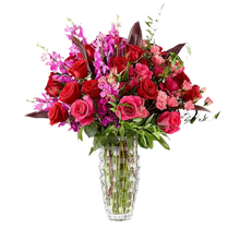 Cargar imagen en el visor de la galería, Tamaño Mediano. ¡Celebre con estilo con nuestro hermoso arreglo de flores Eficiente Flores! Con rosas y flores elegantes, este arreglo no solo es elegante, sino también eficiente en transmitir sus sentimientos. Floristería Flores Para Regalo, domicilios en Bogotá