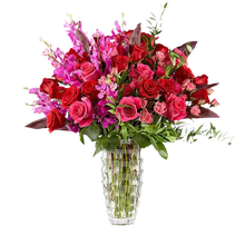 Cargar imagen en el visor de la galería, Tamaño grande, vista frontal. ¡Celebre con estilo con nuestro hermoso arreglo de flores Eficiente Flores! Con rosas y flores elegantes, este arreglo no solo es elegante, sino también eficiente en transmitir sus sentimientos. Floristería Flores Para Regalo, domicilios en Bogotá