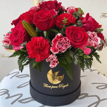 Load image into Gallery viewer, Rosas y Claveles Elegantes, flores para regalar en caja en una ocasión romántica, nosotros nos encargamos de entregarlas a domicilio en Bogotá, Floristería Flores Para Regalo, Floristería abierta las 24 Horas