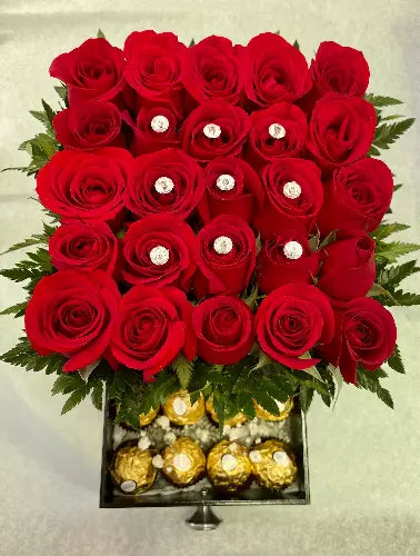 Energética Rosas ¡Sorprende a tu ser querido con 25 rosas en un hermoso cofre que le traerá energía y amor! Este regalo incluye también deliciosos chocolates para endulzar su día. Floristería Flores Para Regalo, domicilio en Bogotá