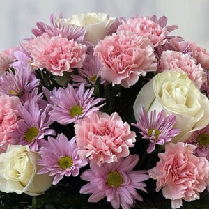 Flores En Caja Esbelta son una obra de arte floral, rosas blancas, margaritas, claveles rosados, nosotros nos encargamos de entregarlas a domicilio en Bogotá, Floristería Flores Para Regalo, Floristería abierta las 24 Horas