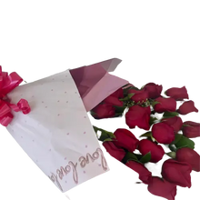 Cargar imagen en el visor de la galería, Estable Rosas en Ramo ¡Embellece tu día con el ramo de 18 rosas! Este bouquet de rosas frescas y hermosas es perfecto para transmitir amor, felicidad y alegría a alguien especial. Floristería Flores Para Regalo, domicilio en Bogotá