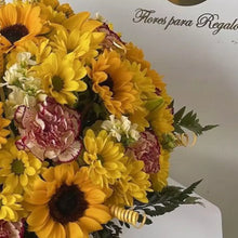 Load image into Gallery viewer, Flores Amarillas En Caja, es un regalo ideal para celebrar en cumpleaños, dar la bienvenida a un amigo especial, expresar gratitud, cariño y amistad verdadera, flores para regalar en Bogotá, entrega flores a domicilio, Flores Para Regalo