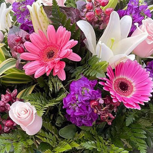Regala alegría y amor con nuestro hermoso ramo de Flores Para Regalar, este ramo incluye lirios elegantes, rosas románticas y margaritas coloridas.