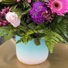 Load image into Gallery viewer, Regala alegría y amor con nuestro hermoso ramo de Flores Para Regalar, este ramo incluye lirios elegantes, rosas románticas y margaritas coloridas.