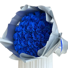 Load image into Gallery viewer, Imagen con un ramo de 50 rosas azules para celebrar la fiesta del Hanukkah, entrega a domicilio en Bogotá y Miami, floristería Flores 24 Horas, imagen de ramo completo.