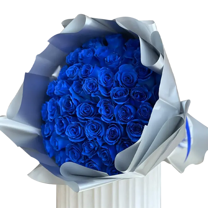 Imagen con un ramo de 50 rosas azules para celebrar la fiesta del Hanukkah, entrega a domicilio en Bogotá y Miami, floristería Flores 24 Horas, imagen de ramo completo.