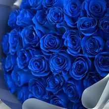 Load image into Gallery viewer, Imagen con un ramo de 50 rosas azules para celebrar la fiesta del Hanukkah, entrega a domicilio en Bogotá y Miami, floristería Flores 24 Horas, imagen de ramo completo. Detalle 2