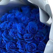 Load image into Gallery viewer, Imagen con un ramo de 50 rosas azules para celebrar la fiesta del Hanukkah, entrega a domicilio en Bogotá y Miami, floristería Flores 24 Horas, imagen de ramo completo. Detalle 1