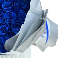 Load image into Gallery viewer, Imagen con un ramo de 50 rosas azules para celebrar la fiesta del Hanukkah, entrega a domicilio en Bogotá y Miami, floristería Flores 24 Horas, imagen de ramo completo. Detalle del papel de regalo.