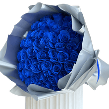 Load image into Gallery viewer, Imagen con un ramo de 50 rosas azules para celebrar la fiesta del Hanukkah, entrega a domicilio en Bogotá y Miami, floristería Flores 24 Horas, imagen de ramo completo.