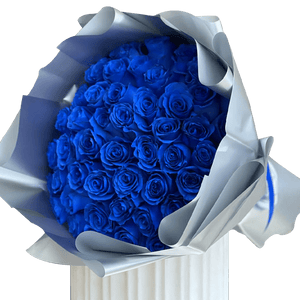 Imagen con un ramo de 50 rosas azules para celebrar la fiesta del Hanukkah, entrega a domicilio en Bogotá y Miami, floristería Flores 24 Horas, imagen de ramo completo.