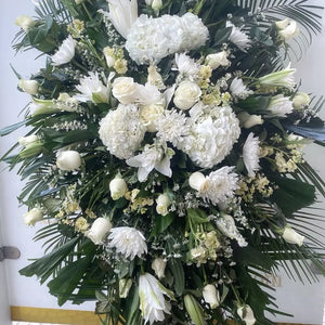 Corona Fúnebre Blanca, Condolencias, Domicilio en Bogotá, Esta Corona Fúnebre Blanca con pedestal es una opción elegante y respetuosa para honrar a tus seres queridos, perfecta para funerales y homenajes formales, domicilio de coronas en funerarias en Bogotá