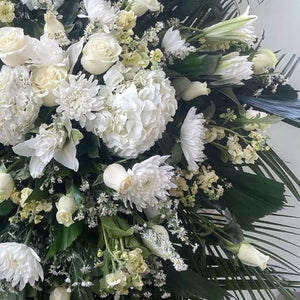 Corona Fúnebre Blanca, Condolencias, Domicilio en Bogotá, Esta Corona Fúnebre Blanca con pedestal es una opción elegante y respetuosa para honrar a tus seres queridos, perfecta para funerales y homenajes formales, domicilio de coronas en funerarias en Bogotá
