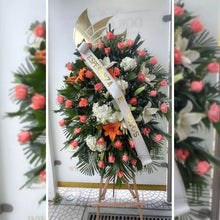 Load image into Gallery viewer, Corona Fúnebre Lirios, Entrega en Funerarias Bogotá, Nuestra Corona Fúnebre Lirios es una muestra de amor y simpatía para honrar a sus seres queridos, exprese condolencias con esta hermosa corona, entregamos las flores en funerarias en Bogotá