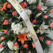 Load image into Gallery viewer, Corona Fúnebre Lirios, Entrega en Funerarias Bogotá, Nuestra Corona Fúnebre Lirios es una muestra de amor y simpatía para honrar a sus seres queridos, exprese condolencias con esta hermosa corona, entregamos las flores en funerarias en Bogotá