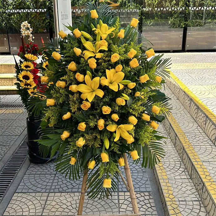 Corona Fúnebre Amarilla, Condolencias, Domicilio en Bogotá, La Corona Fúnebre Amarilla en pedestal es una opción elegante y respetuosa para rendir homenaje a un ser querido fallecido, colocada en un pedestal, brinda un toque de altura y presencia en cualquier ambiente funerario