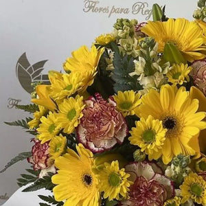 Primavera Flores Amarillas es una hermosa caja de lujo con una mezcla de flores como las gerberas, lirios, claveles, alelíes, acompañamiento en tonos verdes y margaritas en tonos amarillos, flores para regalar, cumpleaños, bienvenida, regalos únicos, Flores Para Regalo