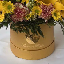 Cargar imagen en el visor de la galería, Primavera Flores Amarillas es una hermosa caja de lujo con una mezcla de flores como las gerberas, lirios, claveles, alelíes, acompañamiento en tonos verdes y margaritas en tonos amarillos, flores para regalar, cumpleaños, bienvenida, regalos únicos, Flores Para Regalo