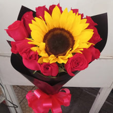 Load image into Gallery viewer, Ramo Girasol y Rosas, Flores Para Regalo, Domicilio en Bogotá, Nuestro Ramo Girasol y Rosas combina lo mejor de ambos mundos, flores perfectas para demostrar tu amor.