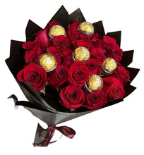 Load image into Gallery viewer, 24 rosas rojas + 6 chocolates integrados en el diseño + presentación elegante + disponible las 24 horas en Bogotá + entrega inmediata según disponibilidad.