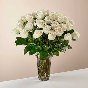 Ramo de rosas blancas de tallo largo: Las rosas blancas son elegantes, luminosas y acentúan maravillosamente cualquier habitación. Floristería Flores 24 Horas