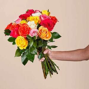 Rosas Mixtas En Florero: Colorido y floreciente, este vibrante ramo de una docena de rosas es un estimulante instantáneo del estado de ánimo. Floristería Flores 24 Horas