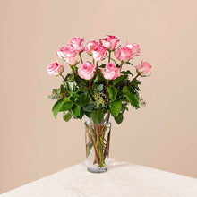 Load image into Gallery viewer, Ramo de rosas rosadas de tallo largo: Las rosas de color rosa suave, perfectas para la imagen, son un hermoso regalo para la hermosa dama de tu vida. Floristería Flores 24 Horas